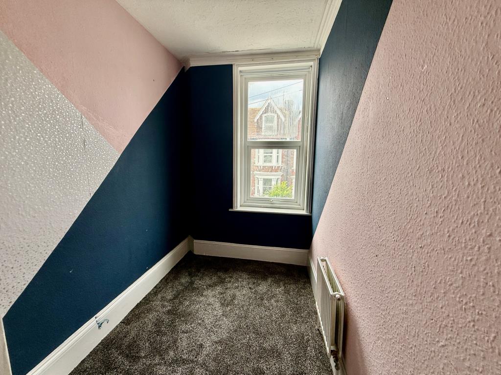 Lot: 160 - FIVE-BEDROOM HOUSE FOR REFURBISHMENT - Bedroom three